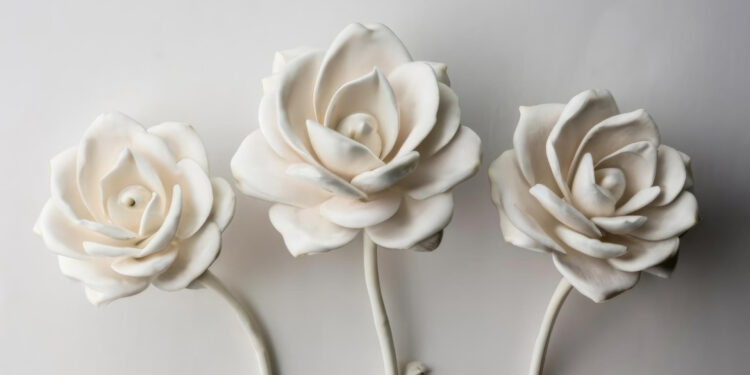 Les fleurs en céramique : une alternative durable pour honorer vos êtres chers
